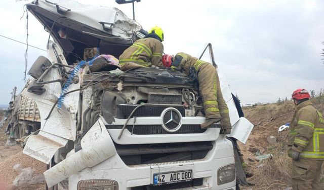 Balıkesir'de kamyon şarampole devrildi