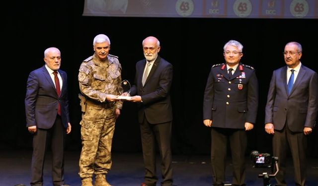 Müdür Yiğit'e Hasan Basri Çantay Onur Ödülü