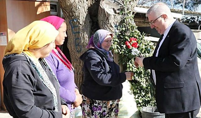 Mehmet Ertaş, kadınların gününü karanfille kutladı