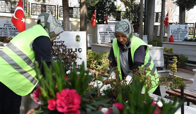 Balıkesir'deki şehit mezarları çiçekler donatıldı