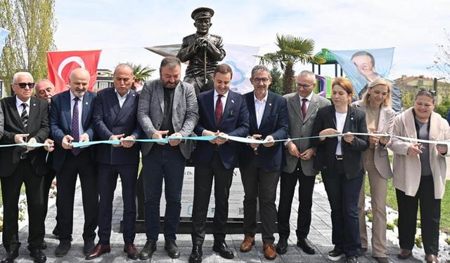 Balıkesir'de Tıbbiyeli Hikmet anıtı açıldı