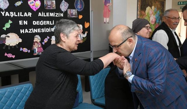 Vali Ustaoğlu huzurevi sakinlerinin elini öptü