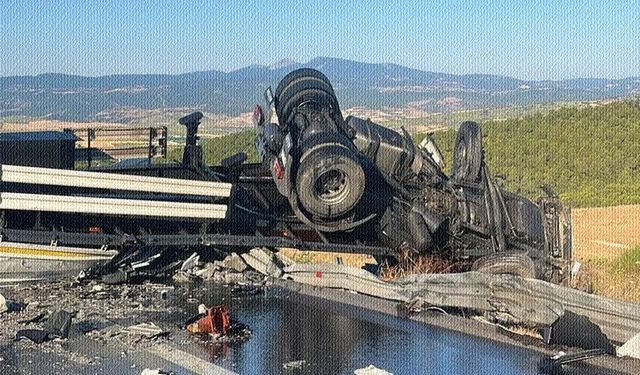 Balıkesir’de TIR ile tanker çarpıştı. Yol ulaşıma kapandı