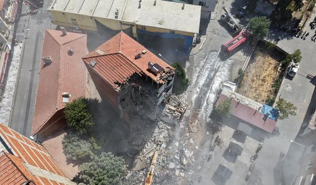 Sındırgı'daki hasarlı binaların yıkımı sürüyor