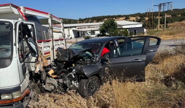 Balıkesir'de kamyonet ile otomobil çarpıştı: 2 yaralı