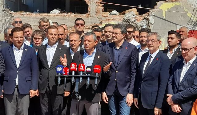 Özgür Özel Sındırgı'da konuşurken deprem oldu