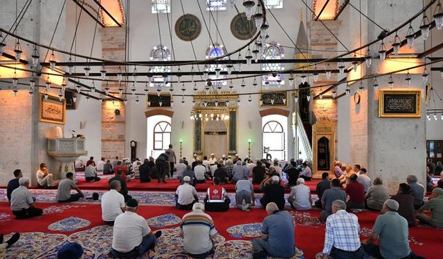 Cuma Hutbesinden: "Ateşten Gömlek Giymeyin!"