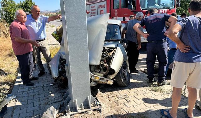 Sındırgı'da trafik kazası. İki araç kafa kafaya çarpıştı