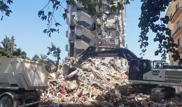 Sındırgı'da hasarlı binaların yıkımına başlandı