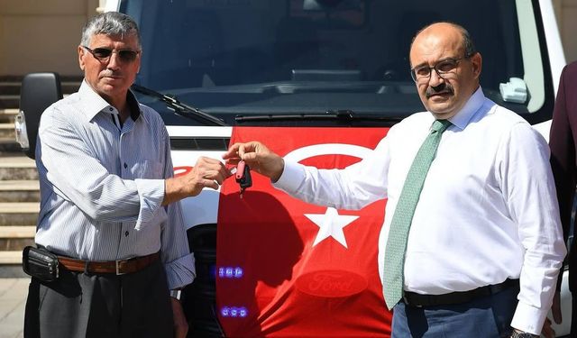 Balıkesir'de bir hayırsever ambulans bağışladı