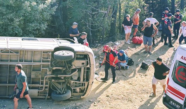 Kazdağları’nda Tur Minibüsü Devrildi: 13 Yaralı