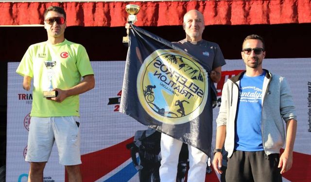 Triatlonun kalbi Ayvalık Sarımsaklı'da attı