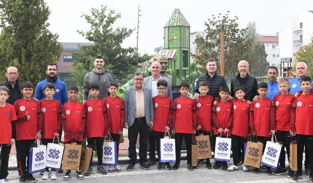 Hakan Şehirli Altıeylül'de geleceğin yıldızlarını ağırladı