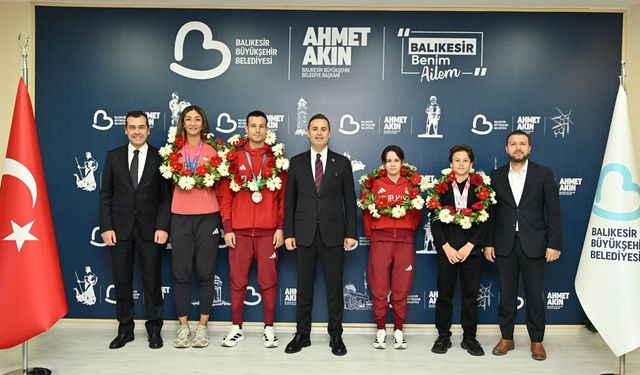 Balıkesir'e madalya getiren sporcular Büyükşehir'de