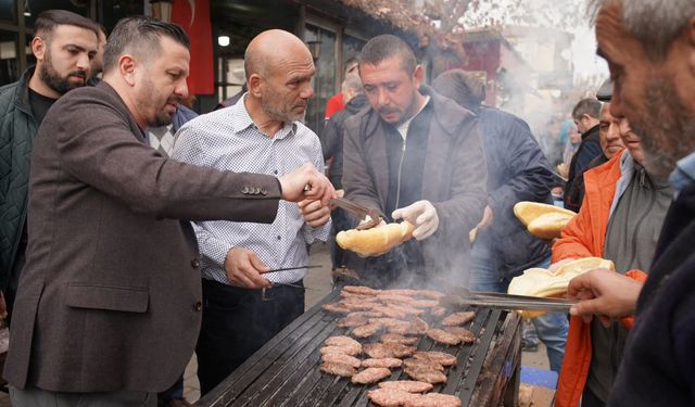AK Parti sokağa mangal kurdu, köfte ziyafeti çekti