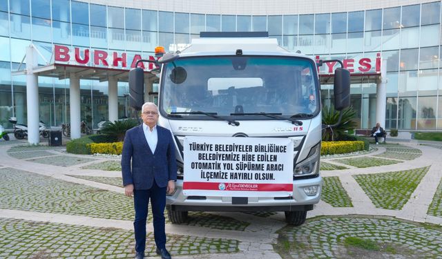 Burhaniye Belediyesine TBB'den yol süpürme aracı
