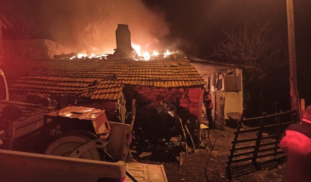 Savaştepe'de yangın. Alevlerin arasında kaldı!