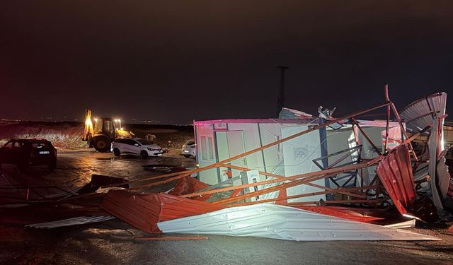 Balıkesir'de fırtına! Şantiyede kabus anları