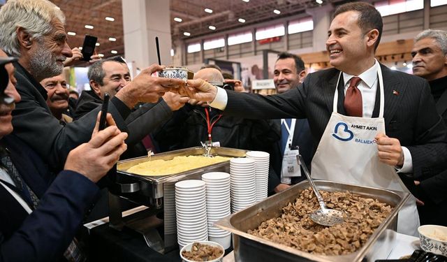 Ahmet Akın, EMITT’te kavurma ve höşmerim dağıttı