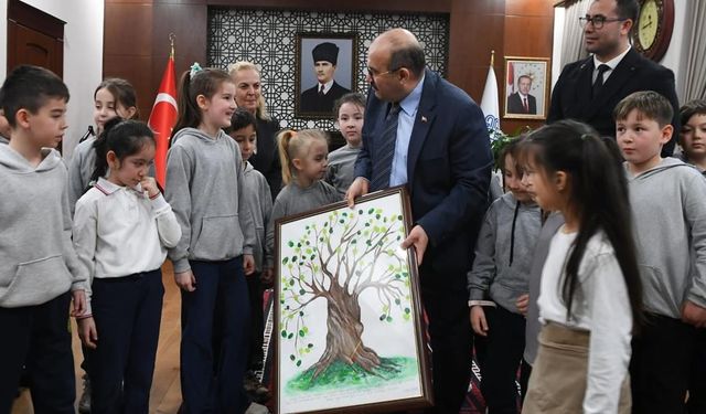 Minik öğrencilerden Vali Ustaoğlu’na sürpriz ziyaret