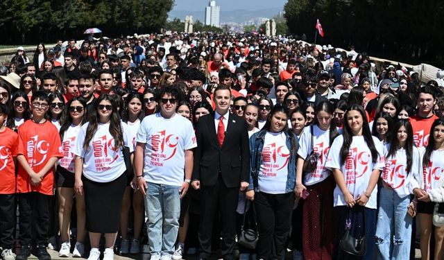 Başkan Akın ve 1071 Balıkesirli Genç Anıtkabir’de
