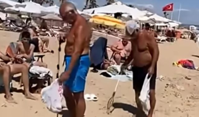PLAJDA YAN GELİP YATMAK YERİNE TEMİZLİK NÖBETİ