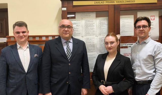 Polonya’da kürsüye çıktı! Dekan Yasan Bialystok’ta ders verdi