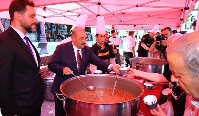 Vakıflar aşure geleneğini Balıkesir meydanına taşıdı