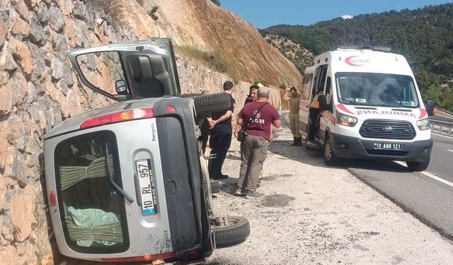 İSTİNAT DUVARINA ÇARPARAK YAN YATTI