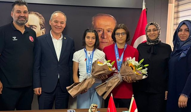 Balıkesir'in altın kızları Halide ile Livanur el üstünde