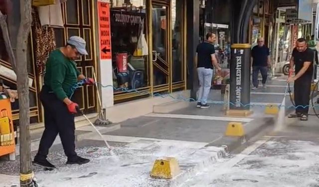 Bigadiç'te cadde ve sokaklar sabunlu suyla pırıl pırıl