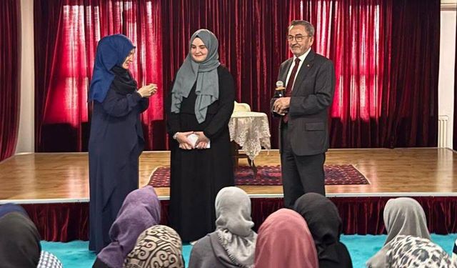 İl Müftüsü Yaşar'dan Hafız Hayrunnisa Yüksel'e ödül