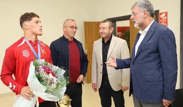 KEPSUT’UN GURURU İSMET EMİR’E BAŞKAN CANKUL’DAN TEBRİK