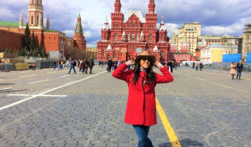 Moskova, Rusya Federasyonu’nun başkenti ve en kalabalık şehridir. Şehir, Rusya ve Avrasya’da siyasi, ekonomi, kültür ve bilim açısından önemli bir merkezdir. Forbes dergisinin 2013’te yayınlanan bir yazısına göre, Moskova, dünyanın en büyük milyarder topluluğuna sahiptir. Moskova; Kremlin Sarayı, Kızıl Meydan, Bolşoy Tiyatrosu ve Rusya, Sovyet Birliği’nin kurusu olan Vladimir Lenin’in bulunduğu anıt mezar gibi birçok farklı yerlerle de bilinir. En büyük sanayileri arasında kimyasallar, metalurji ve gıda üretimi yer almaktadır.
