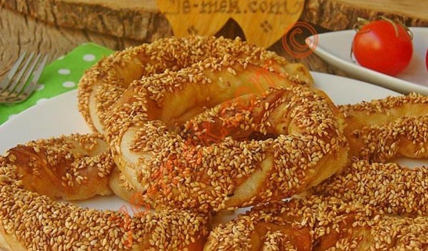 KARBONHİDRAT : Kahvaltınızda mutlaka günlük enerjiniz için gerekli olan karbonhidrat olmalı. Fakat bunu daha çok tam tahıllı bir dilim ekmek veya malzemesi bol olan bir dilim börek olarak veya çok seviyorsanız yarım simit ile almanızda yarar var.  Eğer bal ve reçel tercih ederseniz çok aşırı şeker yüklendiğinizden dolayı sindirim sisteminizi tembelliğe devam ettirirsiniz. Amacımız sindirim sisteminizi güçlendirmek ve yediğiniz her gıdayı sindirebilecek vaziyete getirmektir.