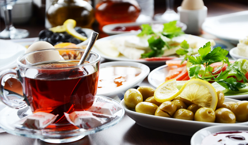 Beden aklınızı kullanıyorsanız kahvaltı sonrası asla rahatsızlık hissetmiyor olmanız gerekir. Eğer kahvaltıdan sonra sofradan kalktığınızda rahatsızlık hissediyorsanız, bir yerde yanlış yapıyorsunuz demektir.

İşte kahvaltıda olmaz ise olmaz olan 8 besin;
