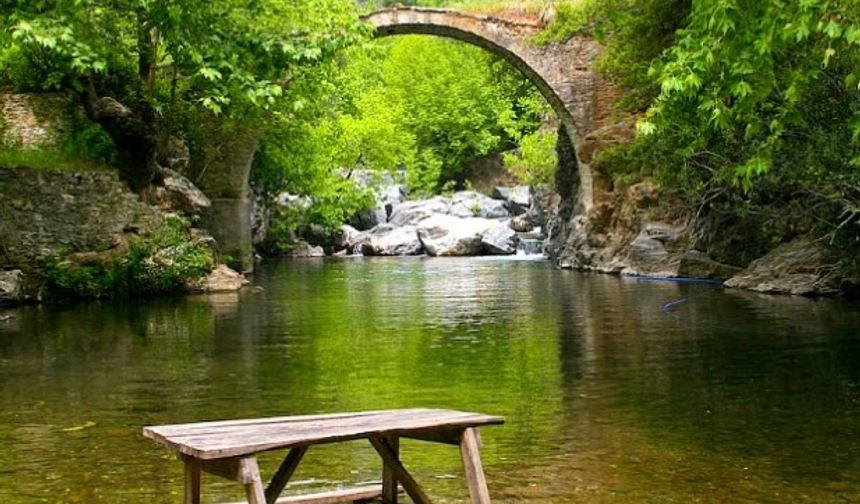 Kalabalık tatil ortamlarından uzak, sakin, huzurlu, dingin bir ortamda tatil yapmak isteyenler için Kazdağları her mevsim gidilebilecek bir coğrafya. Karpuz çatlatan soğuk kaynaklar, cıvıl cıvıl kuş sesleri ile kaynaşan şelale sesleri, şehirlerin boğucu gürültüsünden uzak huzurlu bir ortam sunuyor kendisine sığınanlara. Serinlikle misafirlerine yaz sıcağını unuttururken, şifalı kaynaklarından mutluluk ve huzur sunuyor.