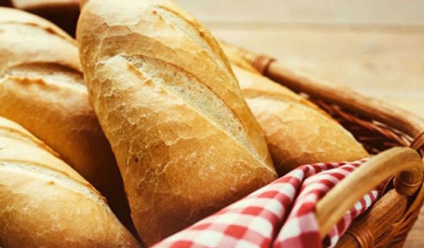 Evi mis gibi ekmek kokularının saracağı saatlere hazır olun! Mahallenin en güzel fırınından çıkan ekmeklerden daha güzel somunlar yapacaksınız. Üstelik kendi evinizde, kendi ellerinizden çıkacaklar. Eşe dosta hava atmalık, hem sizi hem de bütçenizi yormayacak bu tarif için aslında hep evde duran malzemelere bir de fırına ihtiyacınız var.