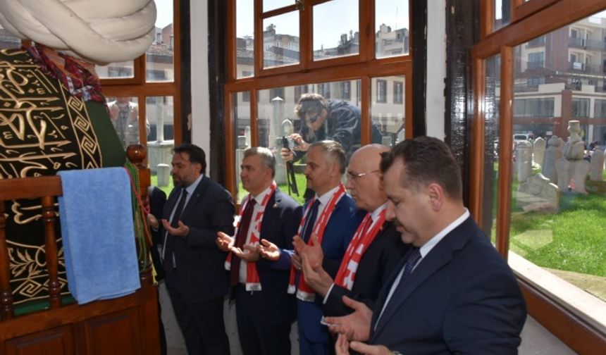 Balıkesir Büyükşehir Belediye Başkanı Yücel Yılmaz ile AK Parti&#039;nin Balıkesir milletvekili adayları Belgin Uygur, Mustafa Canbey, Pakize Mutlu Aydemir, Ali Taylan Öztaylan, İsmail Ok, Ahmet Gür, Fatih Güngör, Mehmet Aydemir ve Eşref Uslu, ilçe belediye başkanları ve çok sayıda partili, cuma namazının ardından Zağnos Paşa Türbesi&#039;nde dua etti.