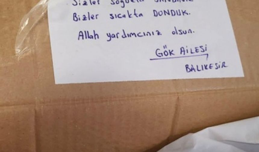 &quot;Sizler soğukta yandınız,
Bizler sıcakta donduk.&quot;
*
Balıkesirli bir vatandaşın deprem bölgesine gönderdiği yardım kolisine iliştirdiği not karşısında kelimeler kifayetsiz kalıyor...