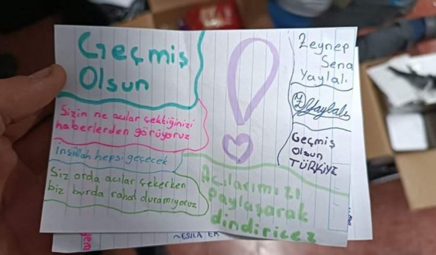 Balıkesir&#039;in güzel yürekli çocuklar, deprem bölgesindeki akranlarına gönderdikleri oyuncak ve harçlıklarına her satırı en saf duygularla yazılan mesajlar iliştirerek acılarını paylaşıyor