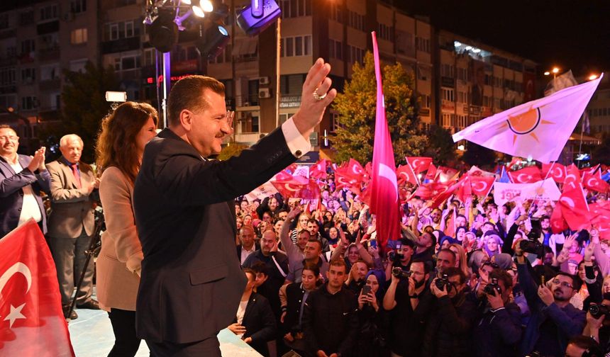 Balıkesir'de seçim sonuçlarının belli olmaya başlamasıyla birlikte valilik binası karşısındaki Milli İrade Meydanında toplananlar, Cumhurbaşkanı ve AK Parti Genel Başkanı Recep Tayyip Erdoğan'ın seçim başarısını kutladı. Kutlamalarda havai fişek gösterileri yapıldı. Büyükşehir Belediye Başkanı Yücel Yılmaz eşi Mehtap Yılmaz ile birlikte halkı selamladı. 