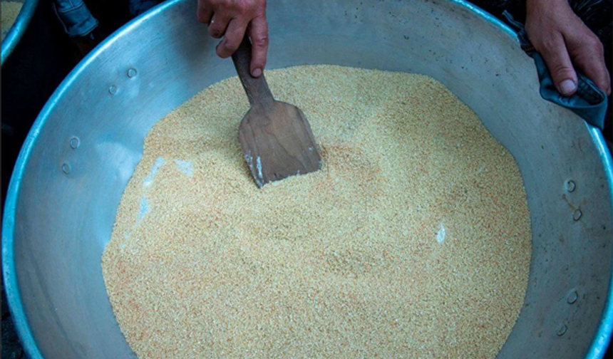 BASMA HELVASI TARİFİ:

MALZEMELER

750 gram un
500 gram şeker
100 gram ceviz içi
150 mililitre zeytinyağı
1 su bardağı + 1 fincan su