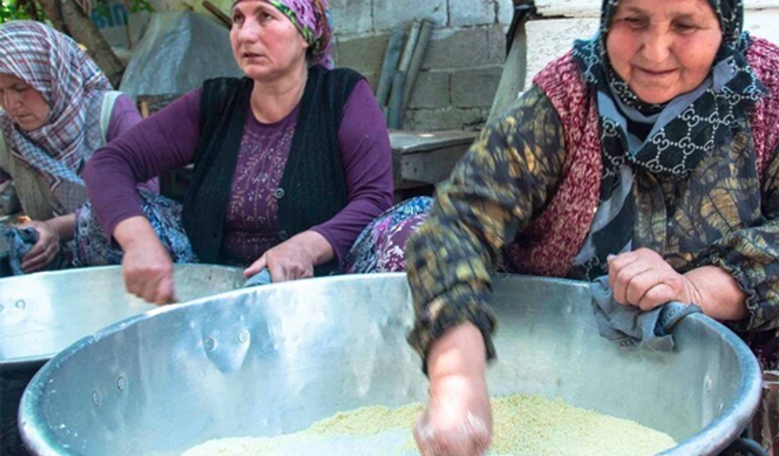 Ülkemizde neredeyse her ilin kendine has yöresel lezzetleri vardır. Bu illerden biriside tarihi güzellikleri ile meşhur Çanakkale. Bugün ise Çanakkale'nin yöresel lezzetlerinden birisi olan Basmna Helvası'ın tarifi, yapılışı ve hazırlanışını sizlerle paylaşıyoruz. Helvayı sevmeyeniniz yoktur. İrmik olsun un olsun her hali çok güzeldir. Bu kez size tanıtmak istediğimiz helvamız ise Çanakkale'ye özgü basma helva tarifi. Yapımı oldukça basit olan basma helvayı mutlaka denemelisiniz. Soğuduktan sonra baklava dilimleri şeklinde kesilerek servis ediliyor. Adeta pişmaniye kıvamında damaklarda iz bırakan bu helva ister çay saatlerinde isterseniz kahve yanında muhteşem uyumu yakalıyor. 