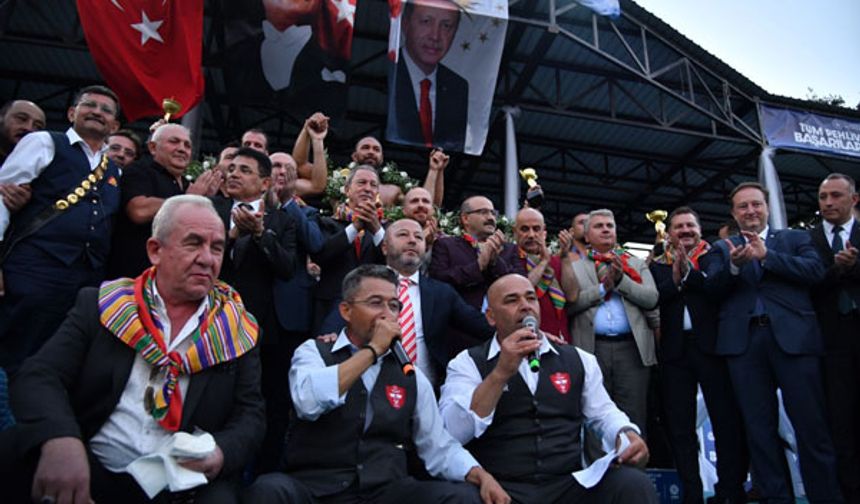 Balıkesir Büyükşehir Belediyesi ve Karesi Belediyesi tarafından “Cihan Pehlivanı” Kurtdereli Mehmet Pehlivan anısına bu yıl 63’üncüsü düzenlenen Kurtdereli Yağlı Güreşleri’nde başpehlivanlığı, Ali Gürbüz kazandı. 