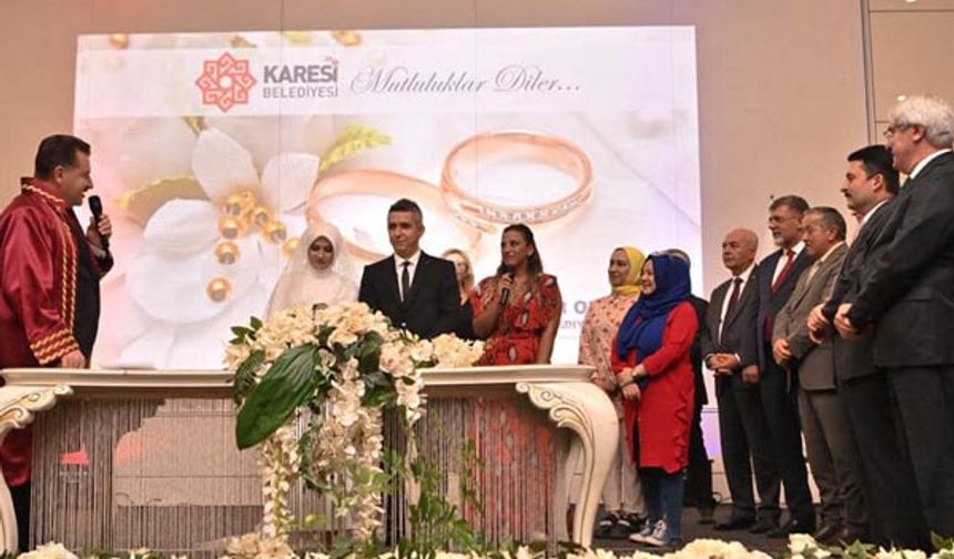 Karesi Belediyesi Nikah Salonunda gerçekleşen törende, genç çiftin  nikah akdini Büyükşehir Belediye Başkanı Yücel Yılmaz gerçekleştirdi.