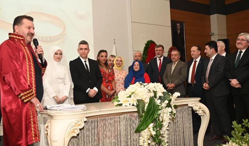 Balıkesir  Büyükşehir Belediye Başkanı Yücel Yılmaz, kıydığı her nikahta olduğu gibi bu kez de gelin ile damada adeta ahiret soruları yöneltti. 