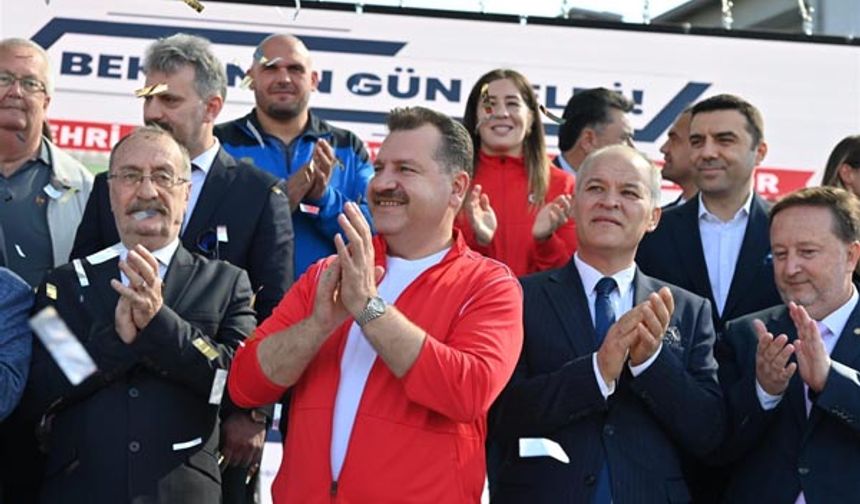 4 adet sentetik çim, 1 adet doğal çim saha olmak üzere; toplam 5 adet futbol sahası, 5 adet açık tenis kortu, 2 adet kapalı tenis kortu, 2 adet basketbol sahası, 2 adet streetball sahası, 1 adet güreş antrenman sahası inşa edilen komplekste; bin 220 kişi kapasiteli tribünler, engelli vatandaşların da kolaylıkla yararlanabileceği şekilde tasarlandı. 