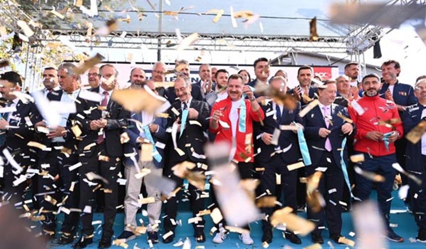 Balıkesir’in önümüzdeki 50 yıl boyunca başka hiçbir tesise ihtiyaç duymadan talebini en güzel şekilde karşılayacak olan Ali Hikmet Paşa Spor Kompleksi, 127 bin metrekare alanıyla; bölgenin en büyük spor ve yaşam kompleksi olarak düzenlenen törenle hizmete açıldı.