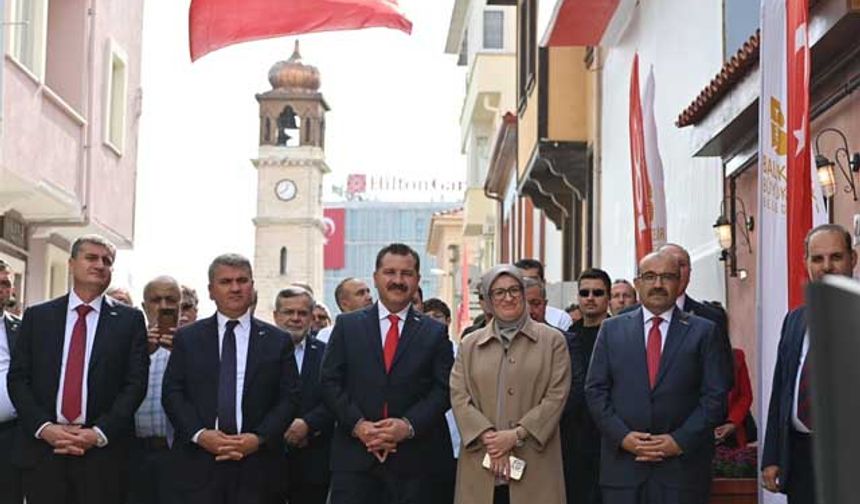 Cumhuriyetin 100. yılı kapsamında; Atatürk ve Seyit Onbaşı Müzesi ile Ali Hikmet Paşa Spor Kompleksi gibi dev eserleri hizmete alan Balıkesir Büyükşehir Belediyesi, 29 Ekim Cumhuriyet Bayramı’nda Karesi İlçesi’ne bağlı Dumlupınar Mahallesi’nde gerçekleştirdiği sokak sağlıklaştırma işlemleri kapsamında restore ettiği tarihi binayı, şehrin önemli değerlerinden Aydın Ayhan’ın adını vererek kütüphaneye dönüştürdü. 